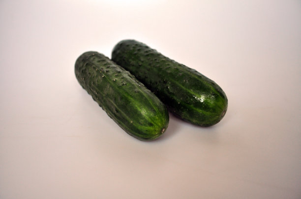 绿色蔬菜。白色背景上的绿色黄瓜。图片下载