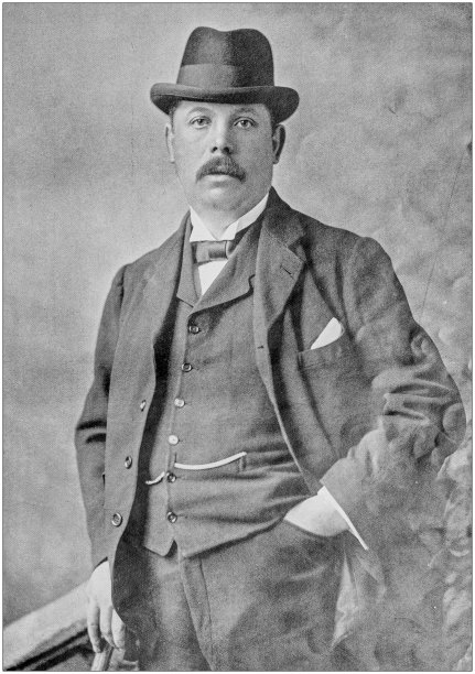 古色古香黑白照片:男子正式写真图片下载