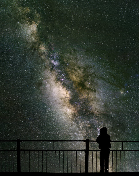 孩子惊奇地凝视着银河。图片下载