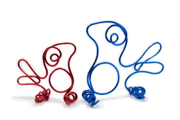 用铝线制作的手工小鸟的选择性对焦图片，带有孤立的白色背景和复制空间，特写背景图片下载