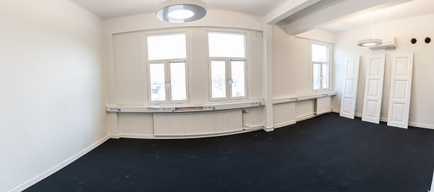 广角图像的白色，空办公室与黑色地板和三个窗户。图片下载