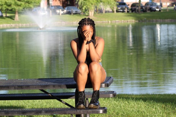 非裔美国少女在池塘边祈祷图片下载