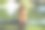 非裔美国少女在池塘边祈祷图片下载