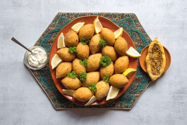 传统的阿拉伯烤羊肉和松子图片下载