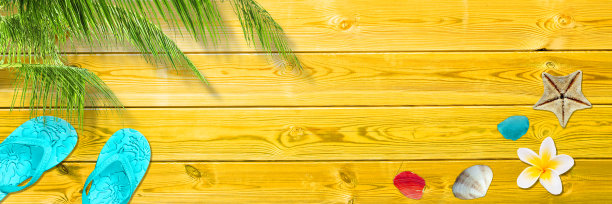 棕榈叶，人字拖和贝壳在黄色木板，全景海滩和夏季背景与拷贝空间图片下载