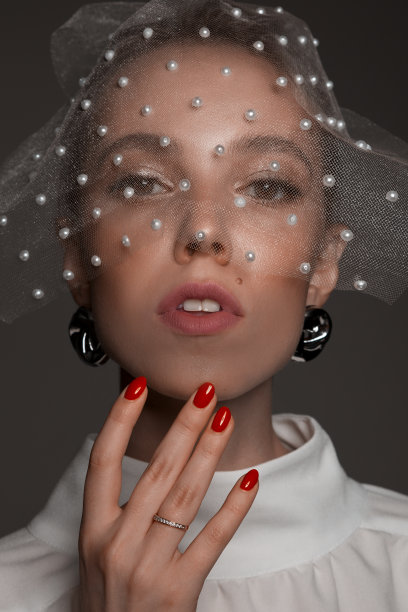 现代新娘戴着带珍珠的新娘面纱图片下载