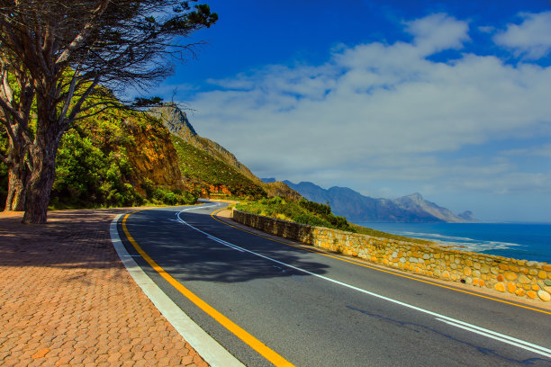 沿着海岸线的宏伟公路图片下载