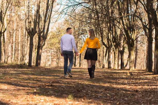 一对情侣在公园散步。图片下载