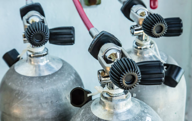 潜水用银色金属氧气瓶特写图片下载