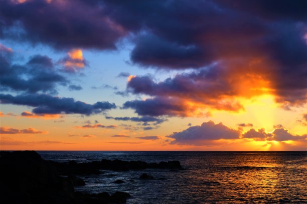 夏威夷瓦胡岛，哈雷瓦岛，春礁海滩，金色的日落图片下载