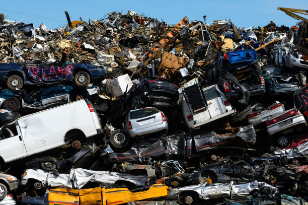 堆积如山的报废车辆供回收利用图片下载