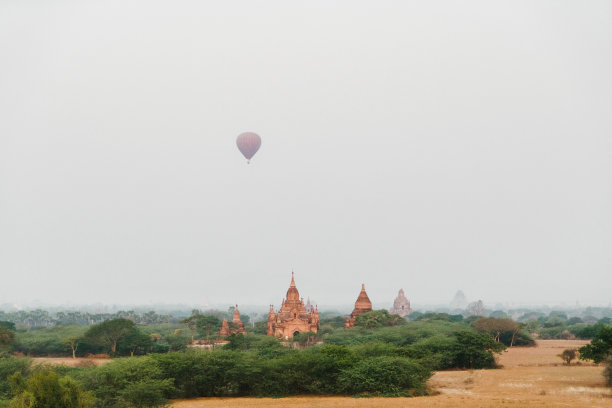 蒲干遗址上空热气球的风景图片下载