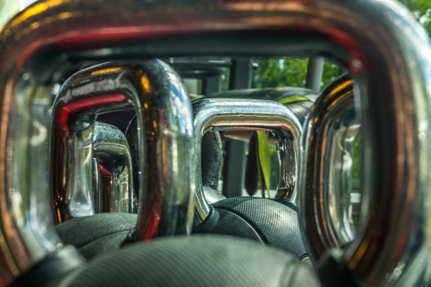 架子上有哑铃练习。图片下载