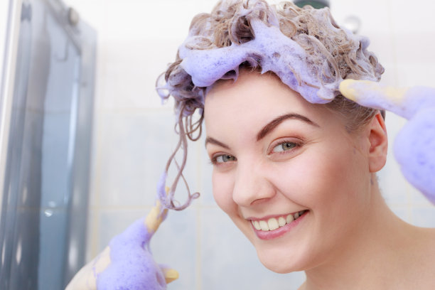 头发上抹了爽肤水的有趣女人图片下载