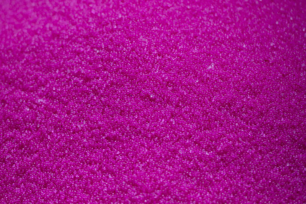 特写场景粉色的塑料原料堆。图片下载