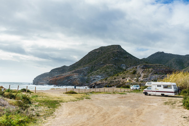 西班牙卡拉里奥纳海滩上的露营车图片下载