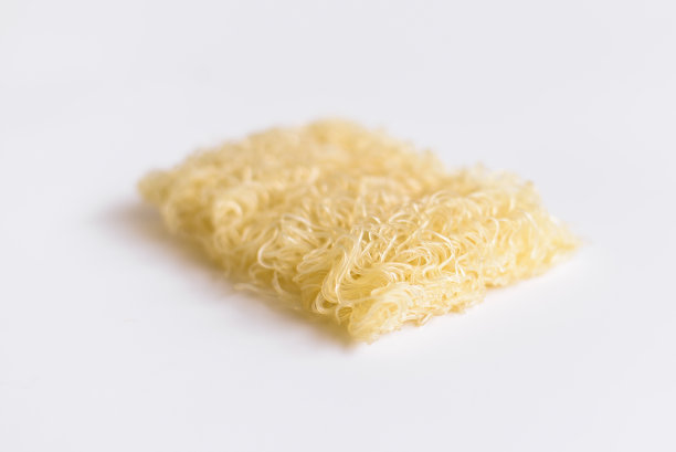 实例面条在白色背景图片下载