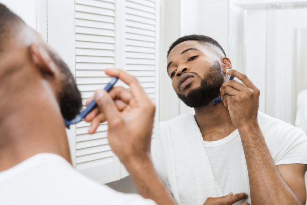 男人的早晨惯例概念图片下载