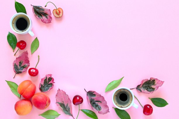 粉色背景下的水果咖啡和愚蠢的东西。图片下载