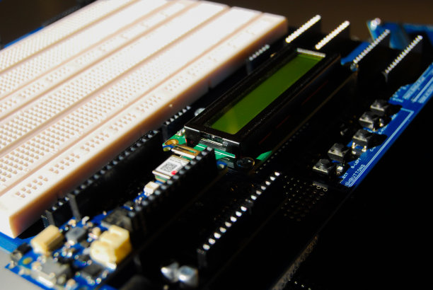 单编程板在桌面上图片下载