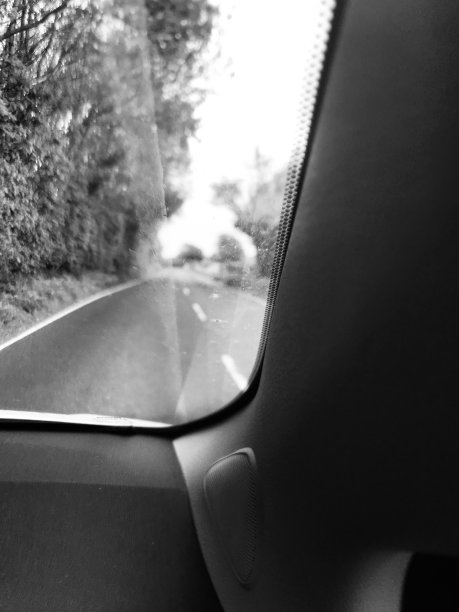 车内行驶在乡间小路上图片下载