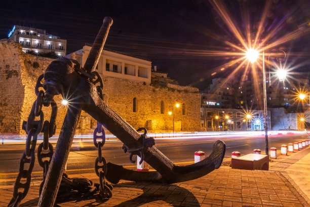 长曝光照片由海老港口的观点，一个大的铁锚和汽车灯光轨迹在海岸街道的赫拉克里安图片下载