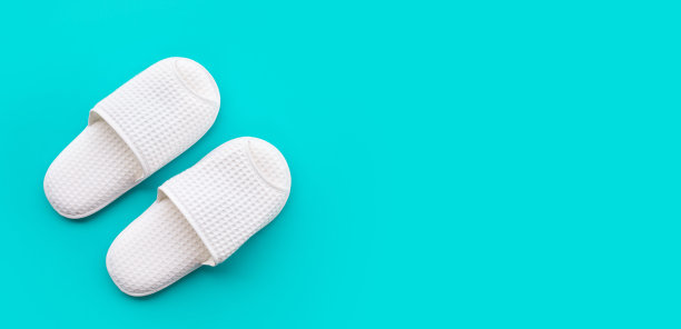 白色拖鞋上的颜色空间背景。放松的概念图片下载