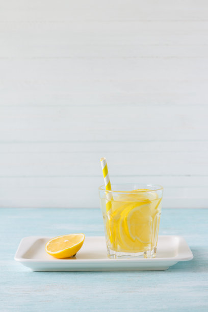白底柠檬水玻璃杯图片下载