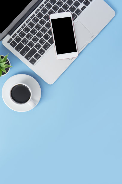 经营理念，在工作时间放松，喝咖啡，在干净的浅蓝色办公桌上休息，复印空间，平躺，俯视图，模型图片下载