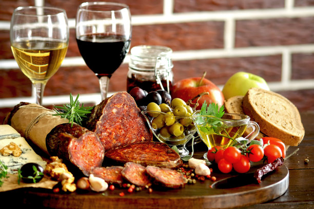 在木板上与各种有机食品组合。克罗地亚的食物图片下载