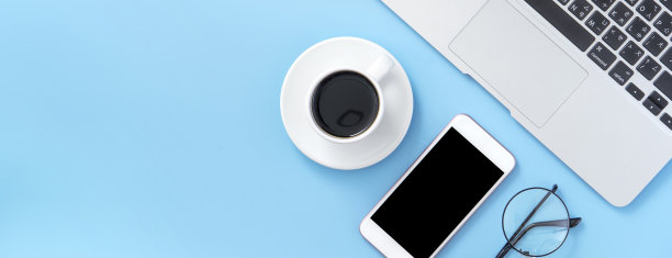经营理念，在工作时间放松，喝咖啡，在干净的浅蓝色办公桌上休息，复印空间，平躺，俯视图，模型图片下载