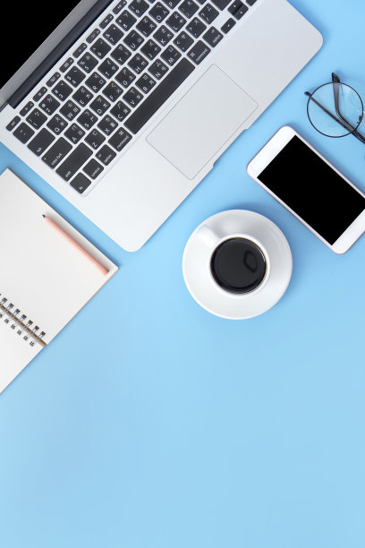 经营理念，在工作时间放松，喝咖啡，在干净的浅蓝色办公桌上休息，复印空间，平躺，俯视图，模型图片下载