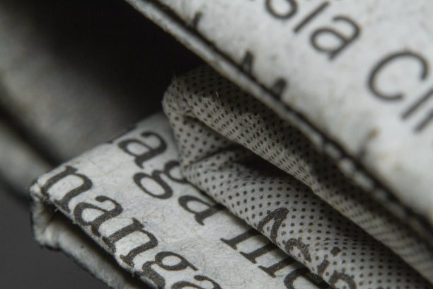 微距拍摄一张报纸特写照片图片下载