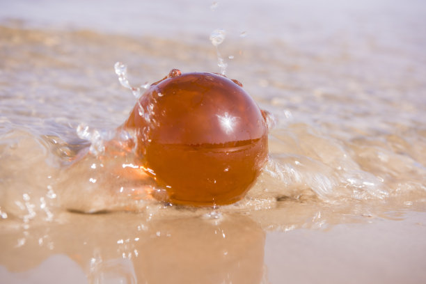 海滩上的玻璃球。阳光明媚的夏天的一天。图片下载