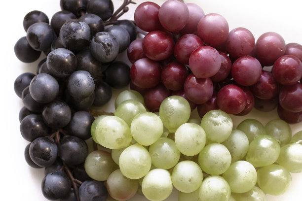一串葡萄特写在一个白色的背景，文字的地方图片下载