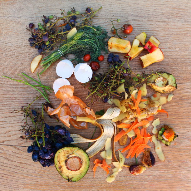 用水果和蔬菜做成的家庭垃圾放在桌上。图片下载