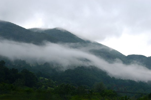 山上有云和雾图片下载