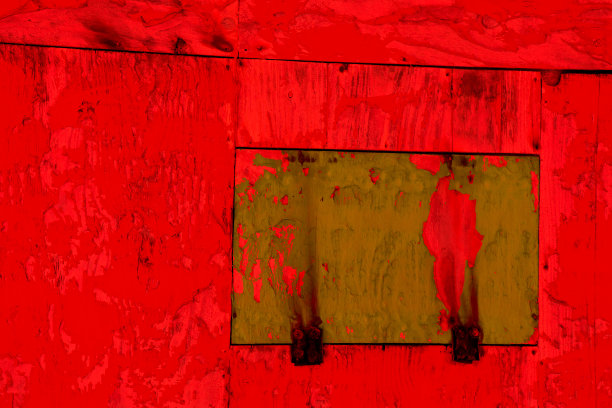 靠近剥皮和纹理的木质建筑外表面图片下载