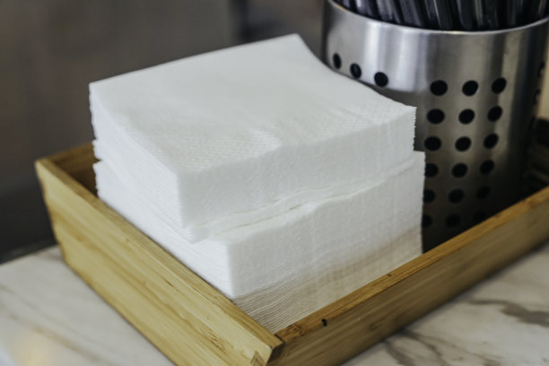 木盒里的白色纸巾图片下载