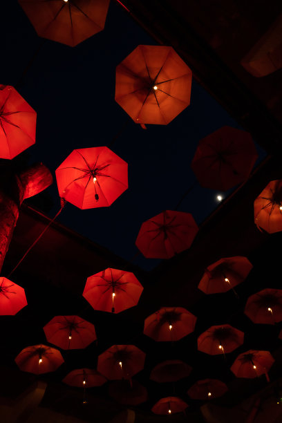 飞伞红色图案，部分内院装饰设计，夜间。图片下载