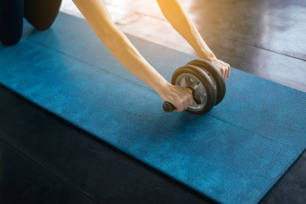 运动的亚洲女性做锻炼和轮滑在yaga垫子上锻炼，近距离图片下载