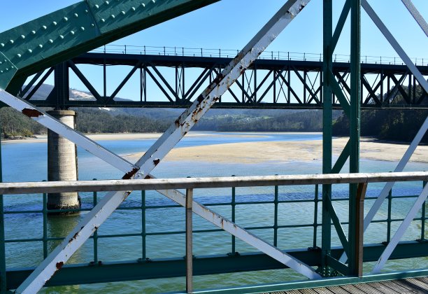 有新旧火车桥的海滩。O Barqueiro,西班牙。图片下载