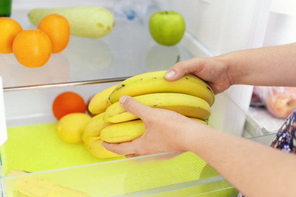 从冰箱里拿香蕉的女人图片下载