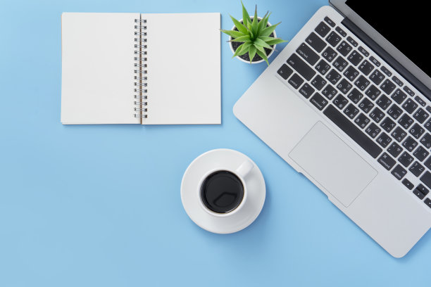 经营理念，在工作时间放松，喝咖啡，在干净的浅蓝色办公桌上休息，复印空间，平躺，俯视图，模型图片下载