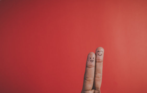 红色背景上带着情感的手指图片下载