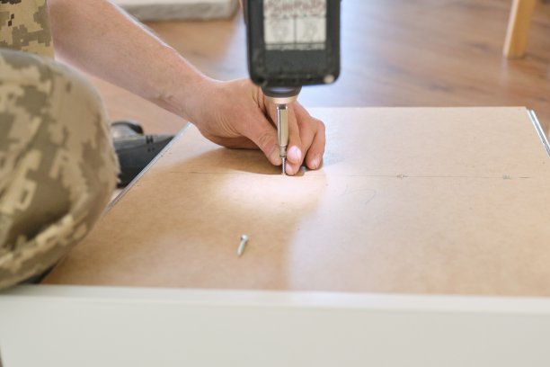 安装家具。工人手与专业工具和家具细节的特写图片下载