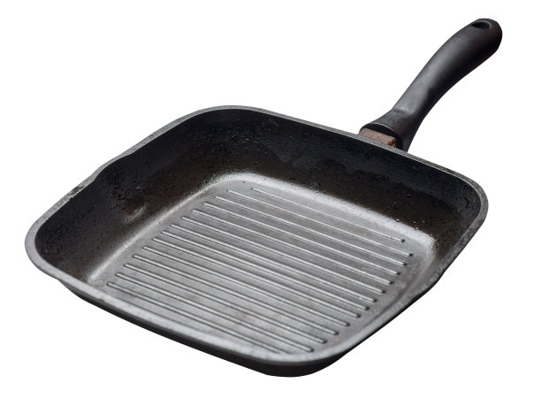 空的黑色烤铁锅与孤立的白色背景。图片下载