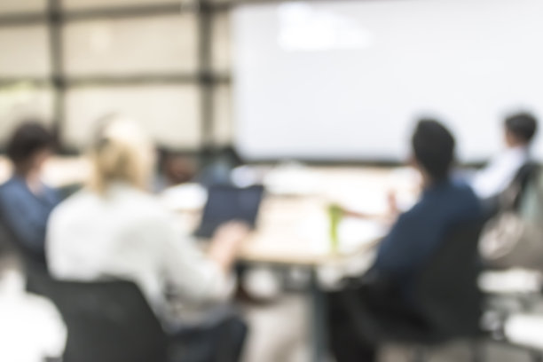 模糊办公室会议背景商务人员工作组在会议室的讨论图片下载