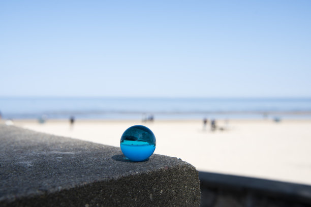 海滩上的玻璃球。阳光明媚的夏天的一天。图片下载