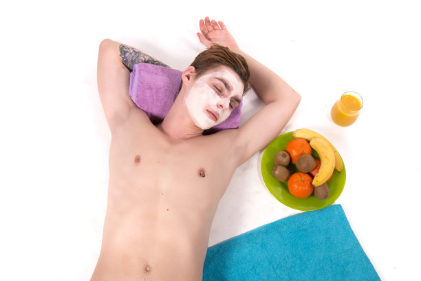 男性美。帅哥和水疗。图片下载